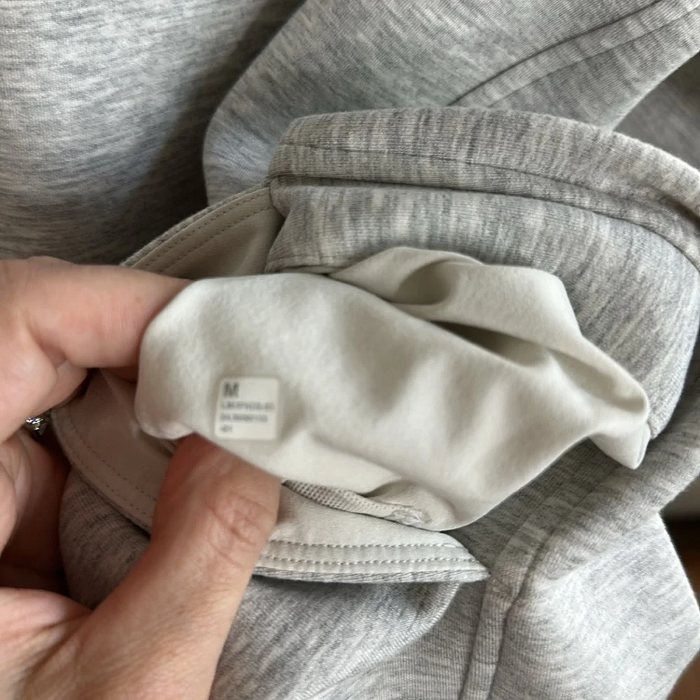 2024 Lululemon City Sweat Pullover Hoodie
Heathered Ultra Light Grey / Sea Salt - Picture 8 of 10
